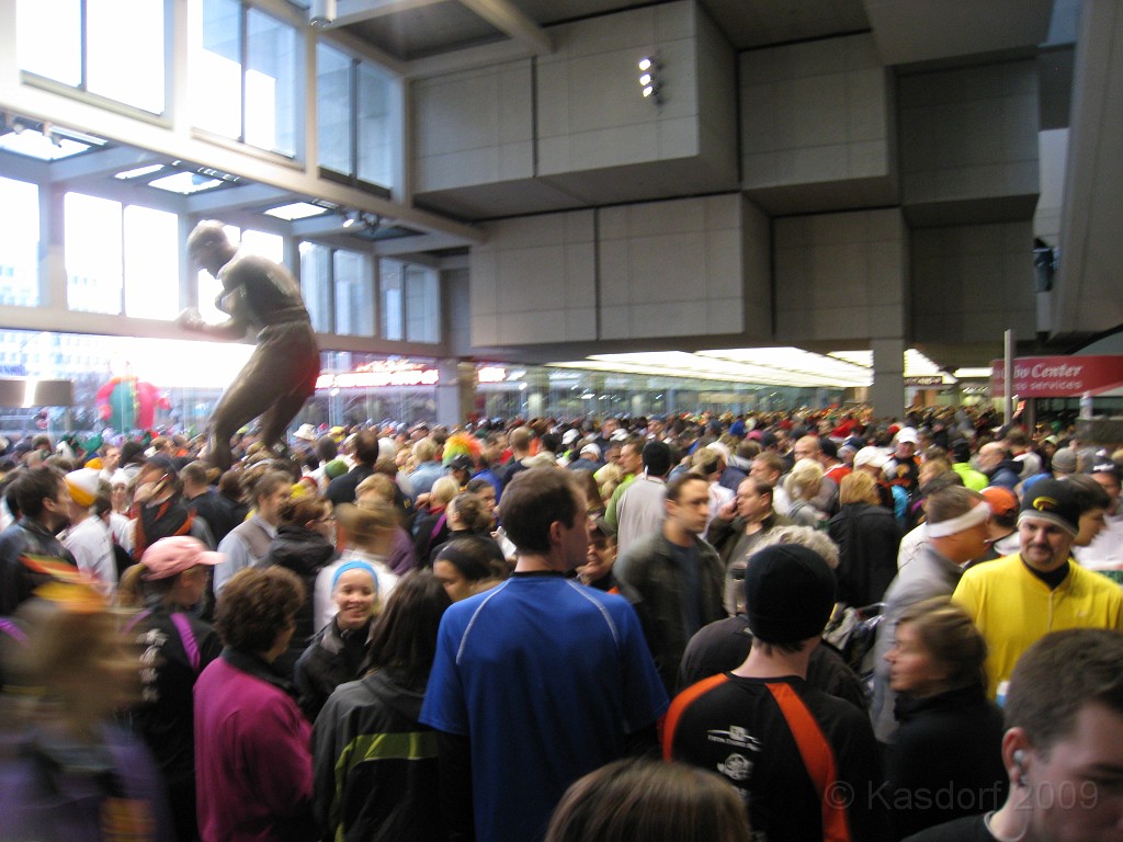 Detroit Turkey Trot 10K 2009 003.jpg - The 2009 Detroit Turkey trot 10K was run on November 29, 2009. A chilly and blustery day. Lots of costumes and racers though, 12400 strong!